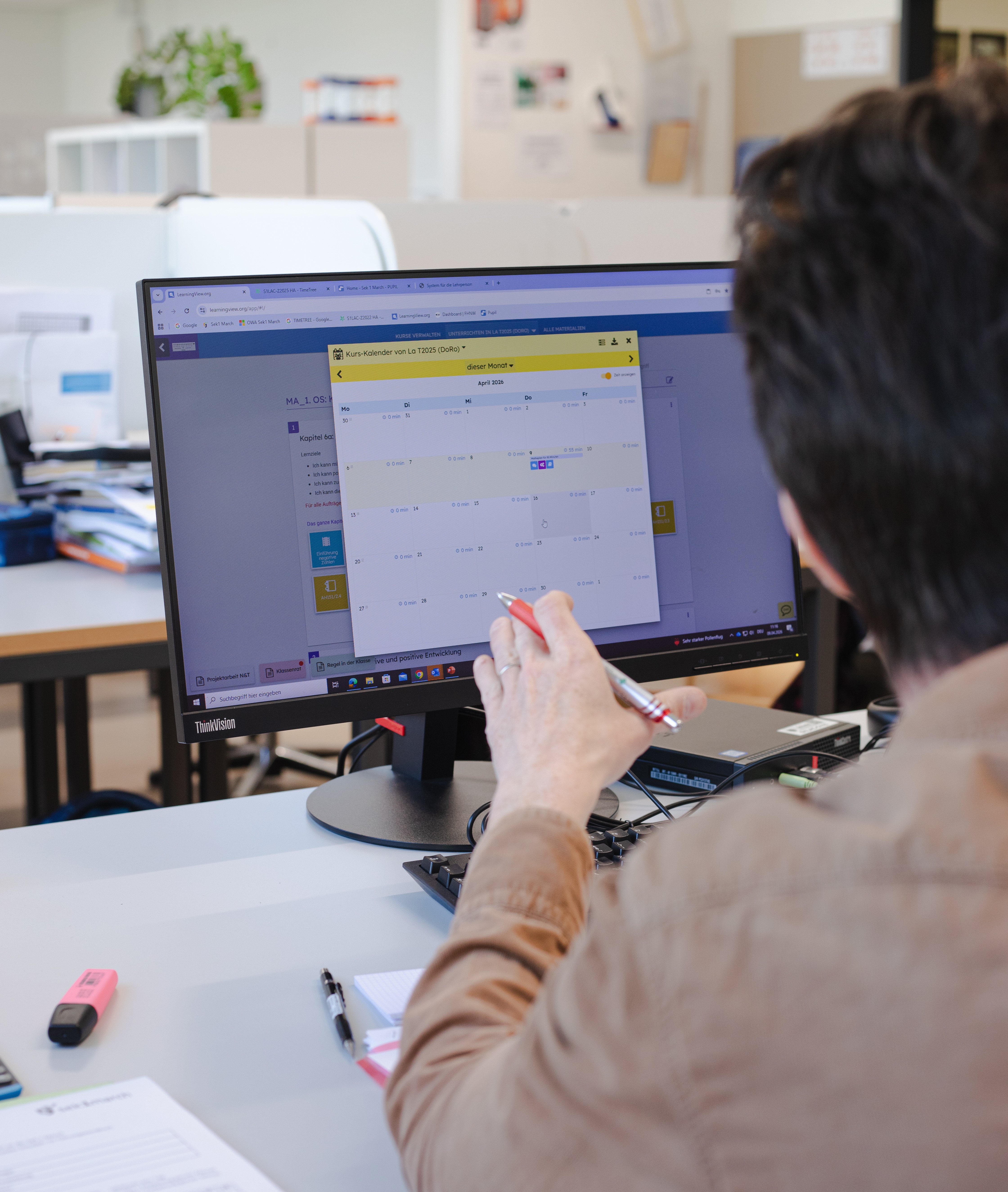 Eine Lehrperson plant Lernangebote mit LearningView am Computer